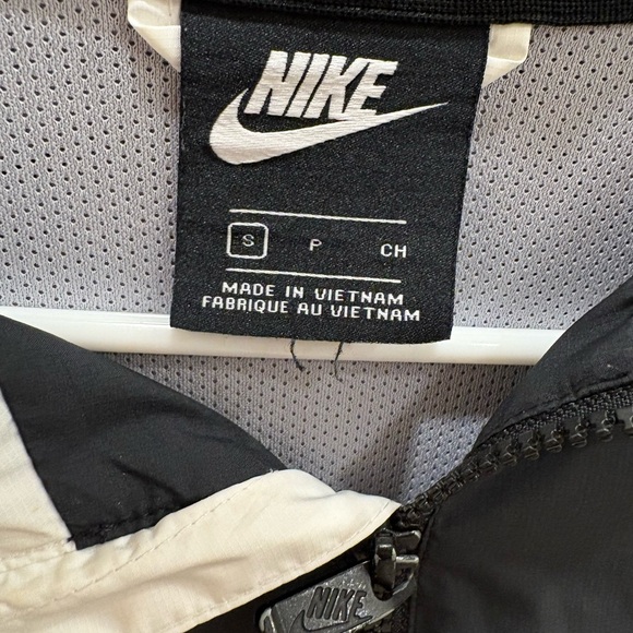 Nike Women’s Windrunner Hooded Windbreaker - Picture 3 of 3